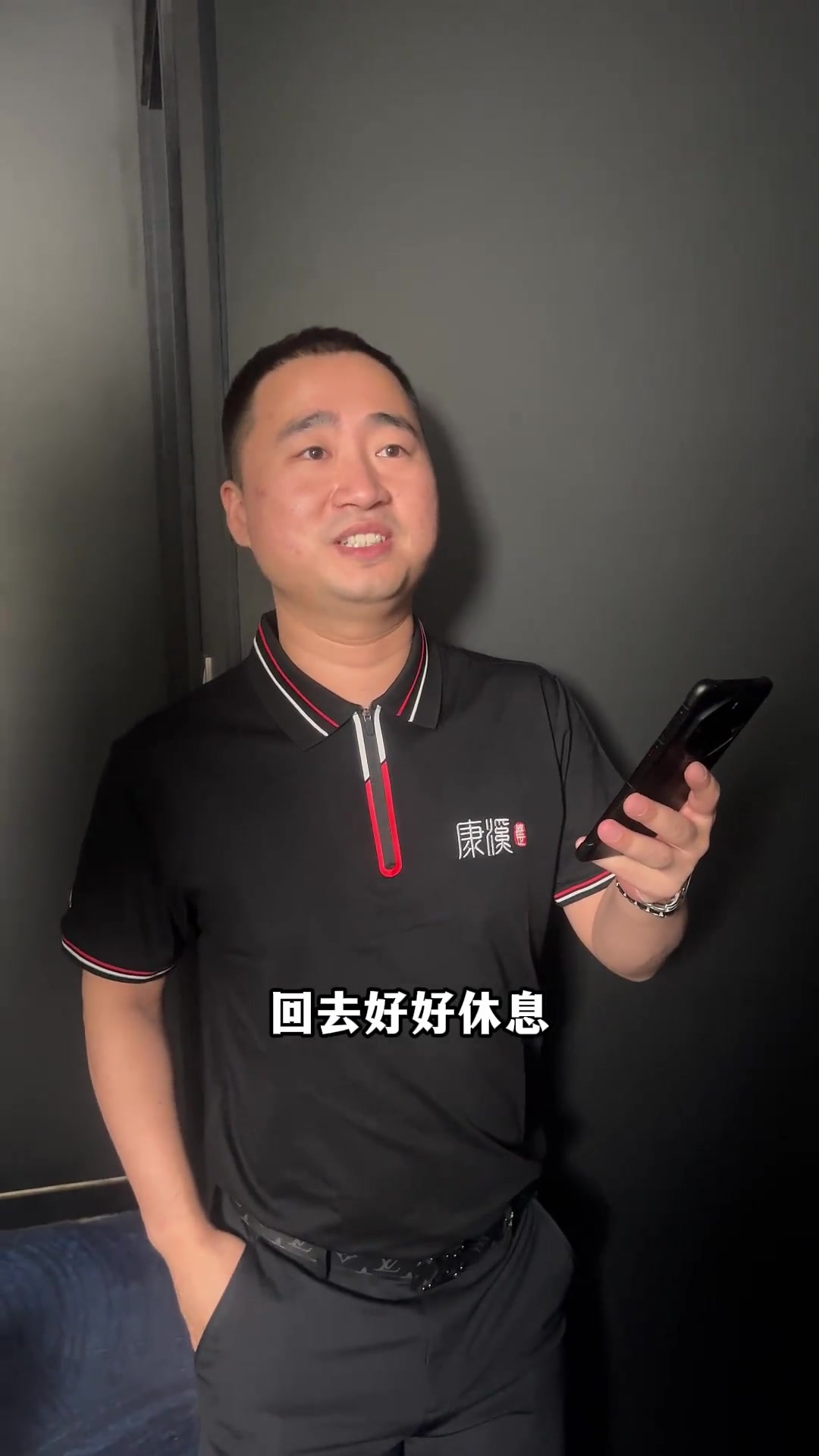 琼斯展现出 琼斯展现出